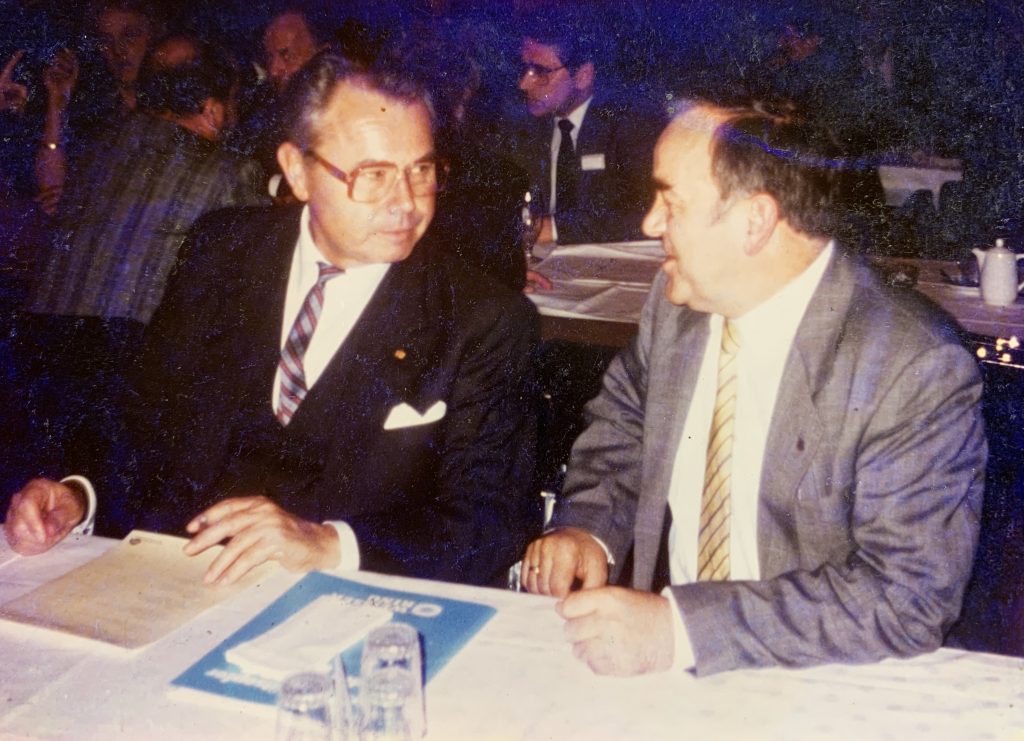 Vereinsgründer Eduard Zimmermann und Hans A. Möller im Gespräch ∙ Foto: Privat